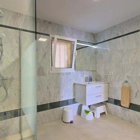 Large Modern With Terrace & Heated Pool