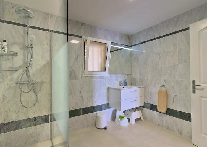 Large Modern With Terrace & Heated Pool