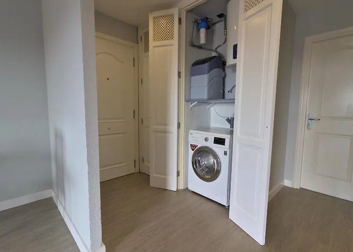 Large Modern With Terrace & Heated Pool Apartment *